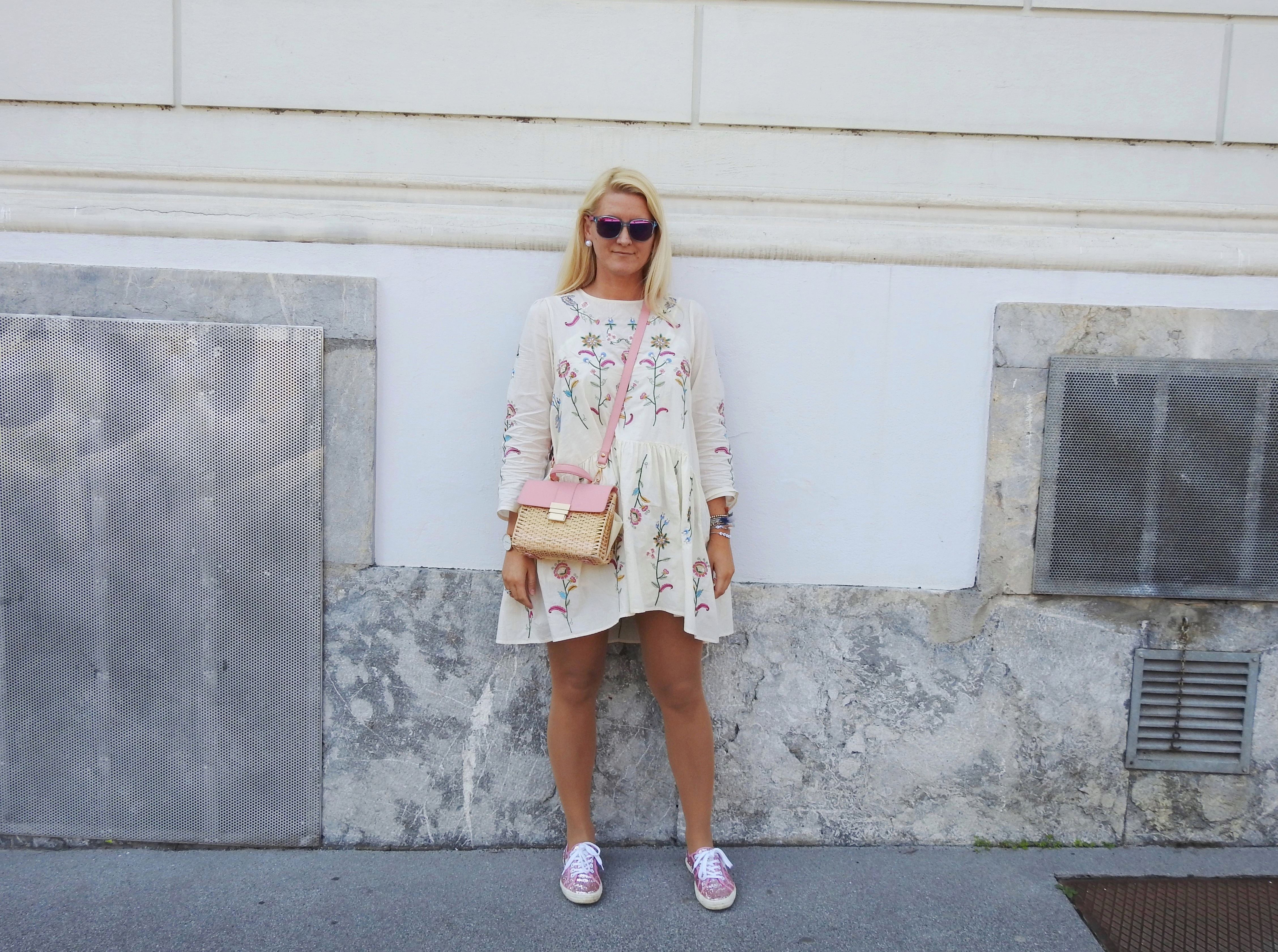 Embroidered-White-Floral-Print-Dress-Superga-Glitter-Sneakers-carrieslifestyle-Tamara-Prutsch