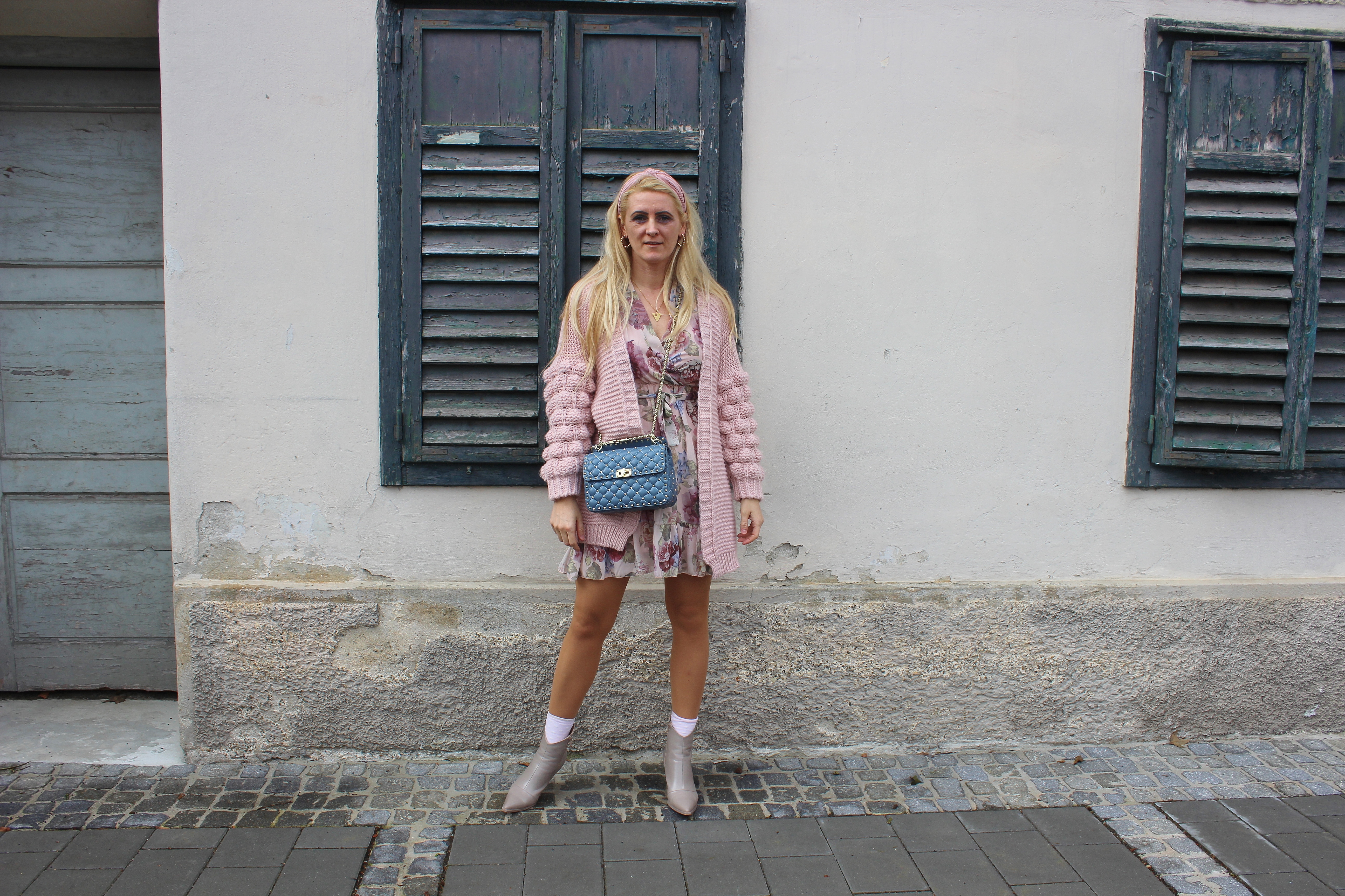 LucieandLeo-Dress-Blumenprint-Kleid-Frühlingslook-Cardigan-Rosa-Boots-Nakd-Fashion-carrieslifestyle-Tamara-Prutsch