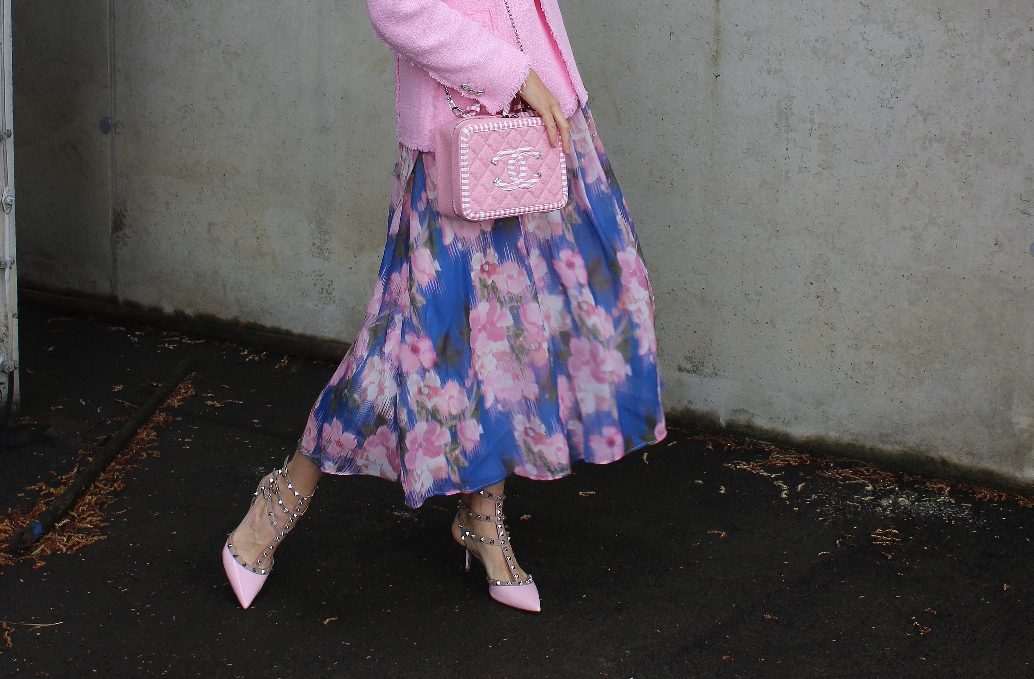 Blumenprint-Midiskirt-Floralprint-Tweed-Jacke-Blazer-Chanel-Tasche-Springfashion-Springoutfit-carrieslifestyle-Tamara-Prutsch