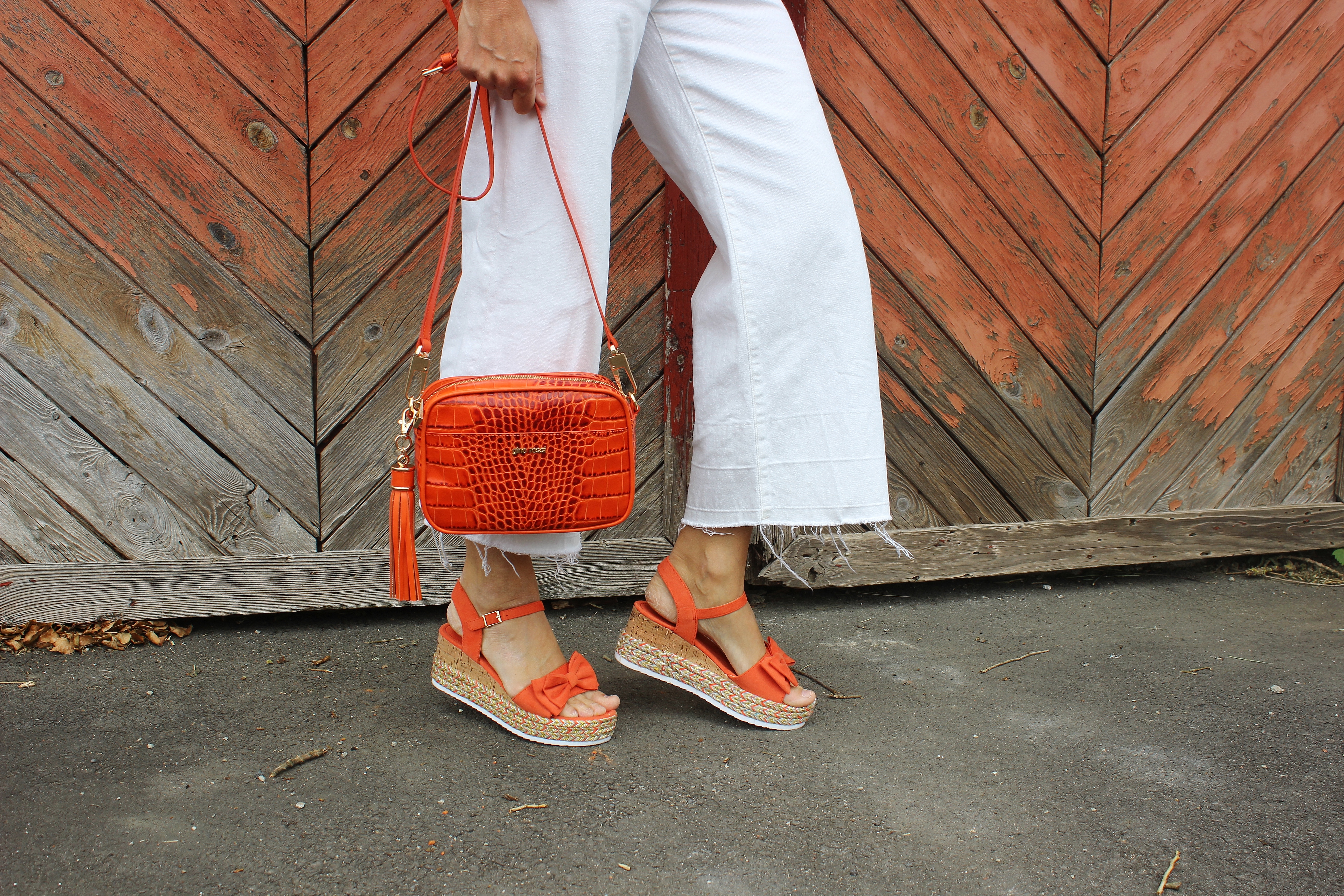 Trendfarbe-2020-Orange-Culotte-Blumenprint Blazer Orange Zara-Sandalen- CCC Shoes and Bags-Krokoleder Tasche Orange-carrieslifestyle-Tamara-Prutsch